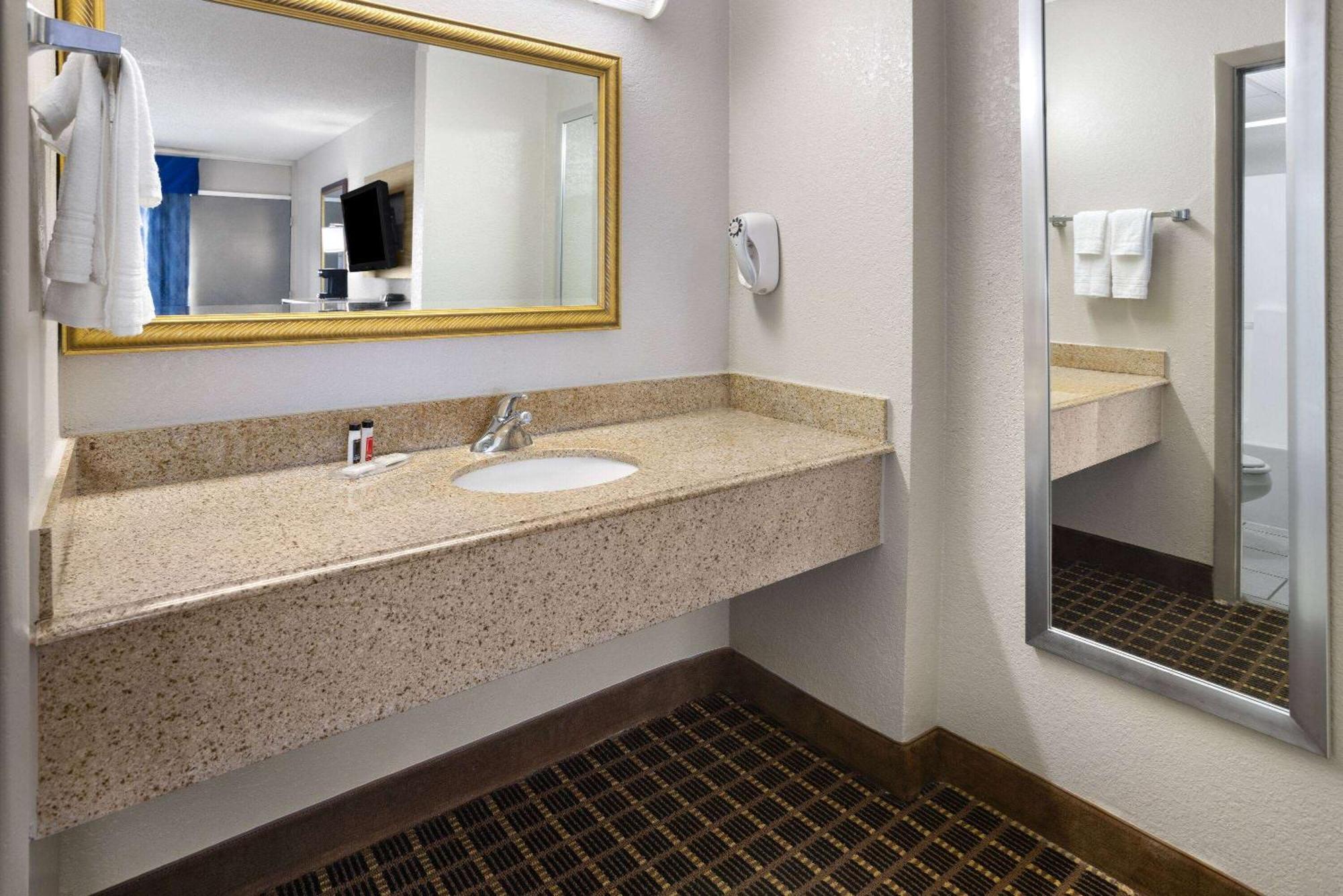 Days Inn By Wyndham Waycross Exteriér fotografie